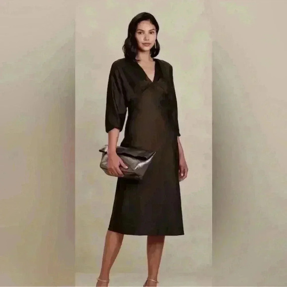 Banana Republic Dresses & Skirts - Banana Republic BLOUSSANT-SLEEVE MIDI DRESS
